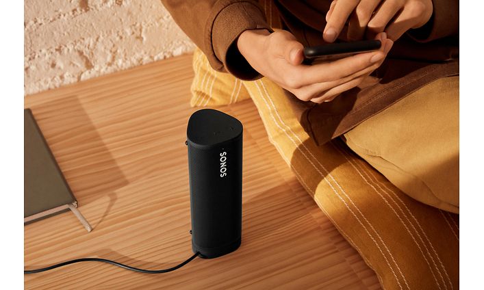 Musta Sonos Roam SL -kaiutin lattialla