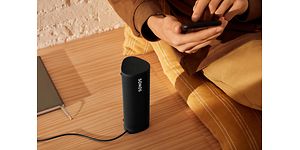 Musta Sonos Roam SL -kaiutin lattialla