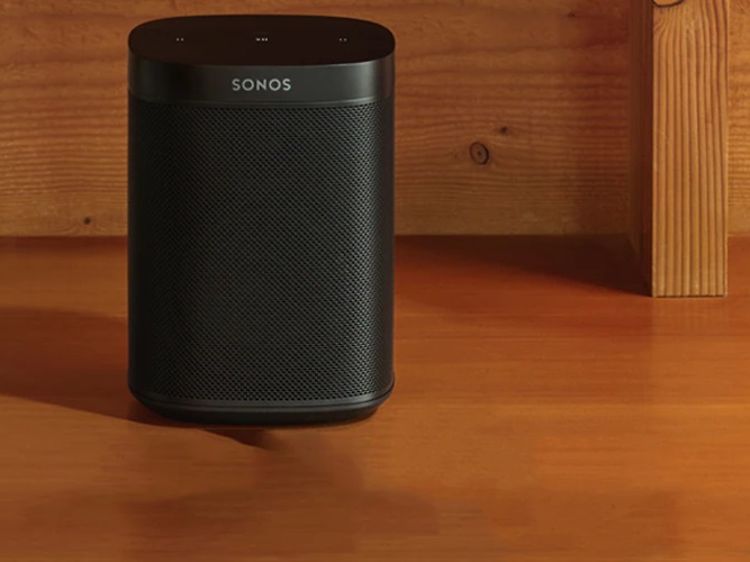 Musta Sonos-kaiutin lattialla