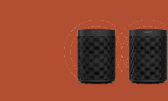 Sonos One SL -kaiuttimet oranssilla taustalla