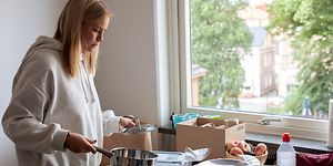 Nainen laittaa ruokaa