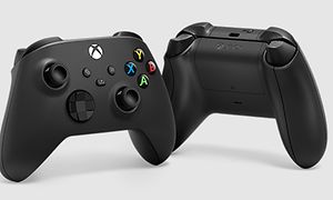 Kaksi mustaa Xbox-ohjainta
