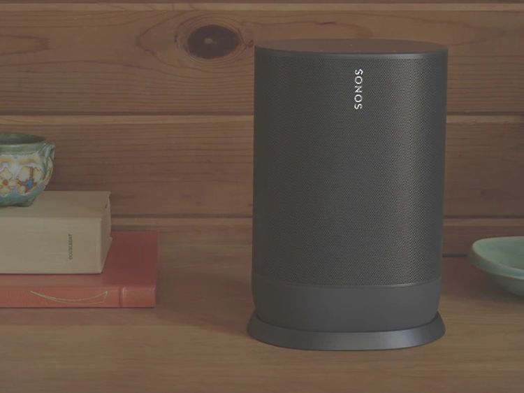 Sonos Move-kaiutin hyllyllä kirjojen ja kulhon vieressä