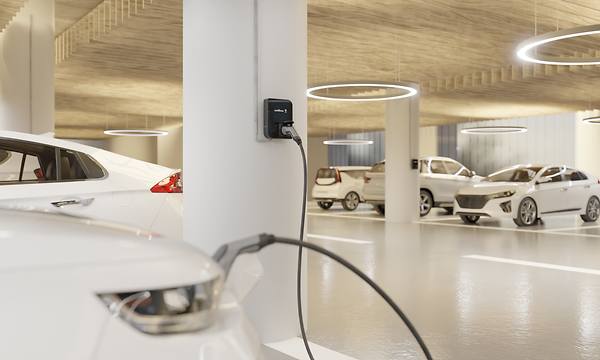 Sähköauto latautumassa parkkihallissa