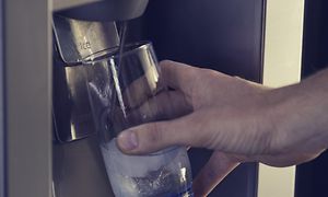 Vesilasi täyttymässä vedellä