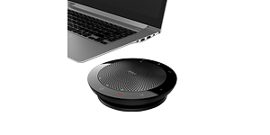 Jabra Speak -kaiutin pöydällä kannettavan tietokoneen vieressä