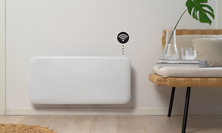 Valkoinen älylämmitin seinällä sekä WiFi-symboli ja sisustuselementtejä