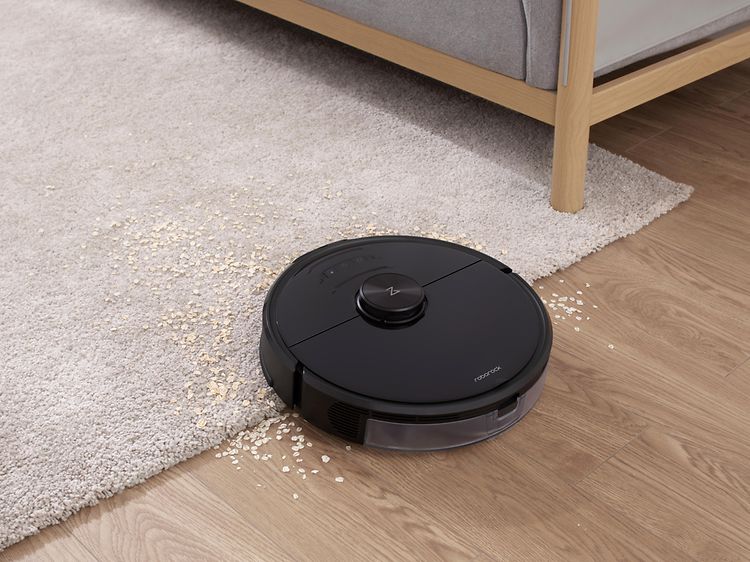 Roborock Vacuum s6max V -robotti-imuri imuroimassa vaalean maton päällä