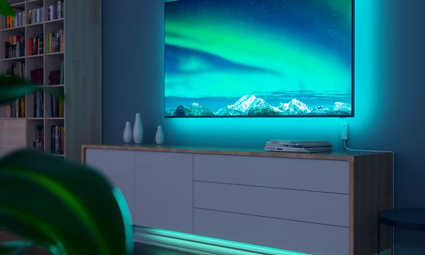 Älykoti - Valaistus - Nanoleaf LightStrips -valaistus huoneessa, jossa on TV ja senkki