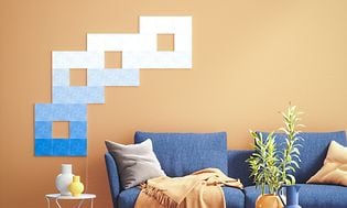 Älykoti - Valaistus - Nanoleaf Canvas -valaistus olohuoneessa, jossa on sininen sohva
