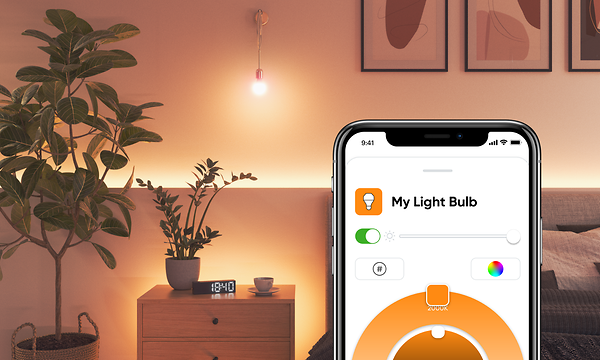 Nanoleaf-valaistus huoneessa sekä Nanonleaf-sovellus etualalla olevassa puhelimessa