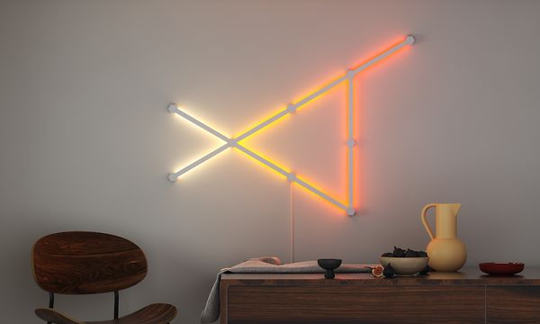 Älykoti - Valaistus - Nanoleaf-valaistus huoneessa, jossa on tuoli sekä lipasto