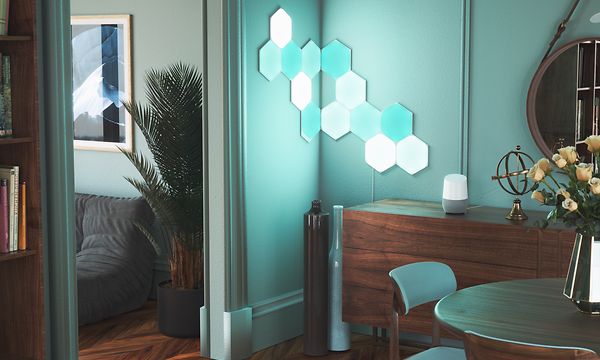 Älykoti - Valaistus - Vihreä Nanoleaf-valaistus huoneessa, jossa on tuoli, pöytä ja lipasto