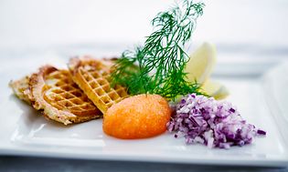 Suolaisia vohveleita, mätiä, tilliä ja punasipulia