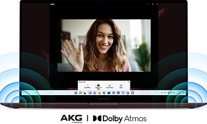 Galaxy Book2 Pro 360, jonka näytöllä näkyy nainen videopuhelun aikana