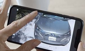 Arlo-turvakameran lähettämä kuva autosta älypuhelimen näytöllä