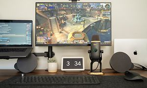 Blue Yeti X World of Warcraft Edition -mikrofoni tietokoneruudun edessä.