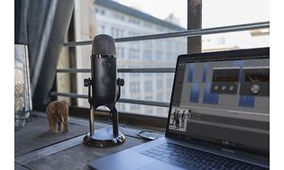 Yeti X mikrofoni ja kannettava tietokone