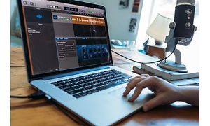 GarageBand-sovellus MacBook Pron näytöllä.