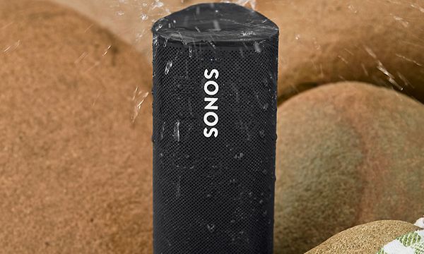 Sonos Roam, jonka päälle roiskuu vettä