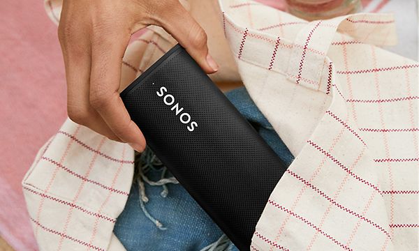 Sonos Roamia otetaan laukusta