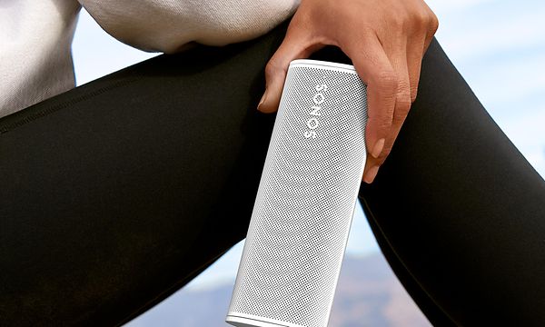 Sonos Roam kädessä