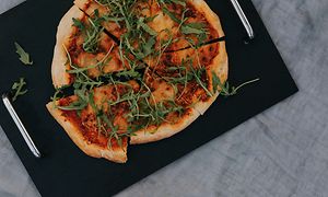 Pizza tarjoiltuna pöydällä