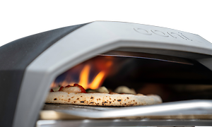 Pizzaa kuumassa pizzauunissa