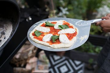 Pizzaa mozzarella-juustolla sekä tomaattikastikkeella