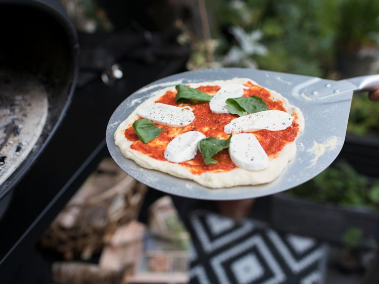 Pizzaa mozzarella-juustolla sekä tomaattikastikkeella