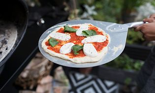 Pizzaa mozzarella-juustolla sekä tomaattikastikkeella