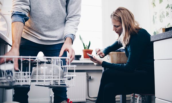 Pariskunta keittiössä astianpesukoneen vieressä