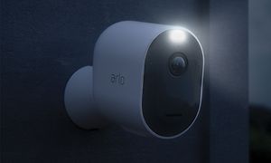 Pimeässä oleva Arlo Pro3 -kamera