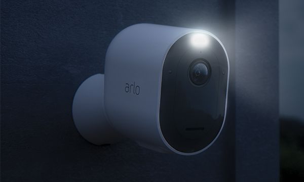 Pimeässä oleva Arlo Pro3 -kamera