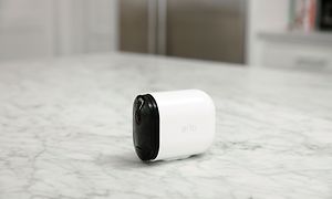 Arlo Pro3 -kamera pöydällä