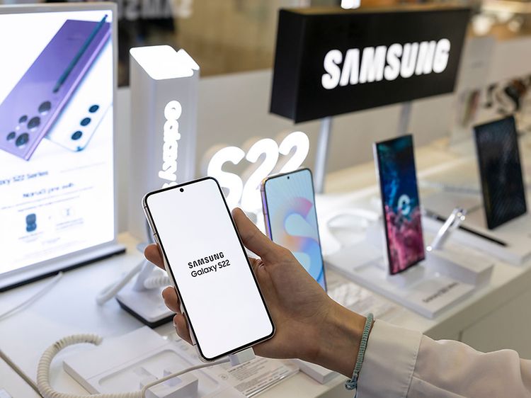 Samsung Galaxy S22 -myymälässä muiden Samsung-puhelinten rinnalla