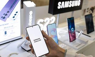 Samsung Galaxy S22 -myymälässä muiden Samsung-puhelinten rinnalla