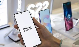 Samsung Galaxy S22 -myymälässä muiden Samsung-puhelinten rinnalla