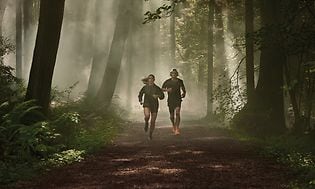 Garmin - Forerunner - Pariskunta juoksulenkillä metsässä