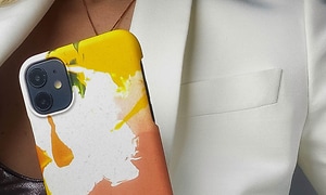 A Good Company - Värikäs iPhone-suojakuori bleiseri päällä olevan naisen edessä