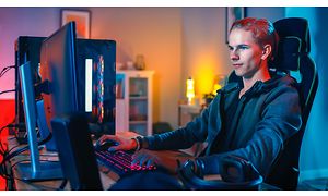 Pelaaja istuu ergonomisessa pelituolissa