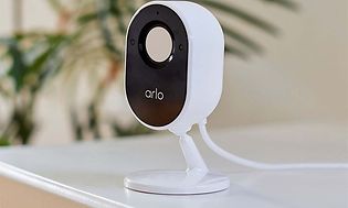 Arlo Essential Indoor Camera-kamera pöydällä