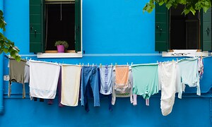 Washing machine with steam function: Clothes drying outdoors.