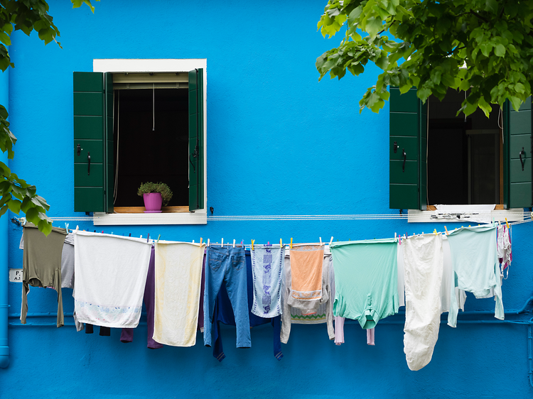 Washing machine with steam function: Clothes drying outdoors.