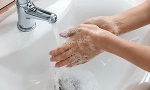 Henkilö pesee käsiään