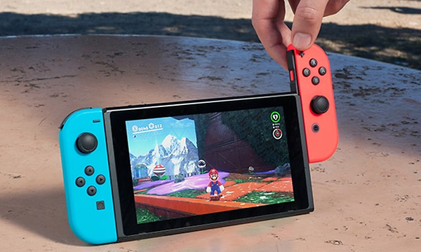 Nintendo Switch - itsenäinen näyttö poistamalla joycon-ohjaimet sivusta