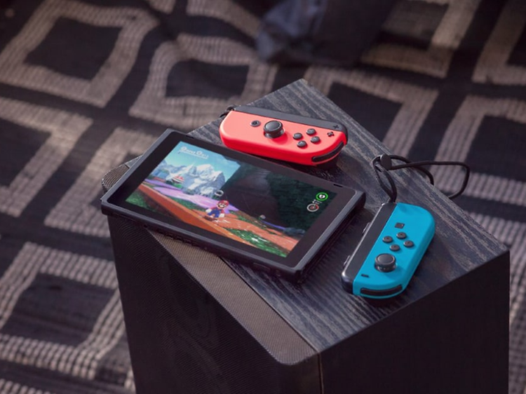 Nintendo Switch - kaksi joycon-ohjainta pöydällä