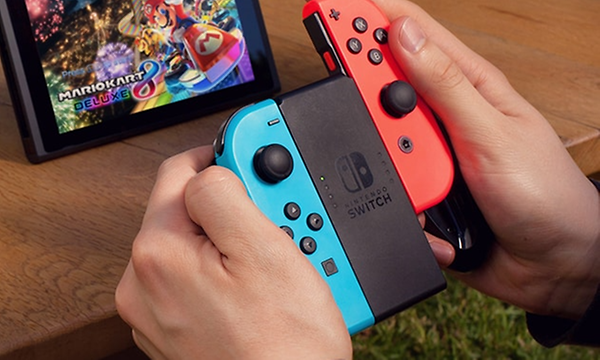Nintendo Switch -kannettava laite sekä kaksi joycon-peliohjainta
