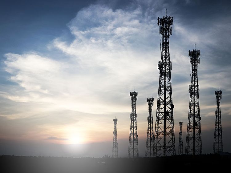 Telecom - 5G - Auringonnousu korkeiden 5G-antennien takana