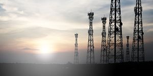 Telecom - 5G - Auringonnousu korkeiden 5G-antennien takana